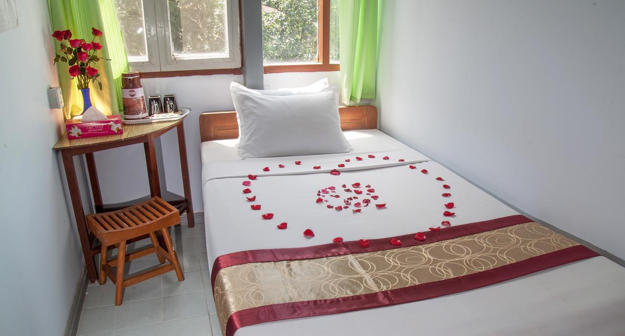 Mother Land Inn 2 Yangon Bagian luar foto